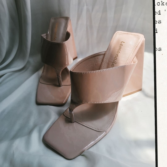 🚨FEW PAIRS LEFT// Nude thong block heel - Picture 4 of 6